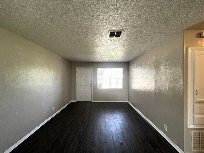 Building Photo - 3 Bedroom Home In Mustang School District!