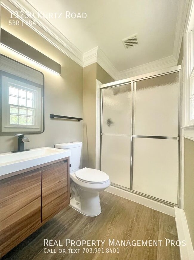 Building Photo - FIVE BEDROOM THREE FULL BATH!  UPDATES GAL...