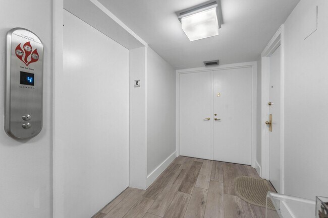 Building Photo - 250 S Ocean Blvd