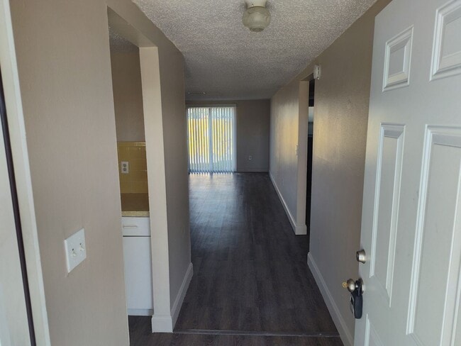 Building Photo - Enjoy the convenience and comfort of this 2/1 apartment in New Port Richey.