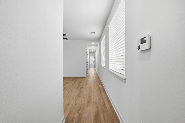 Building Photo - 3 Bed | 2 Bath Luxury Duplex