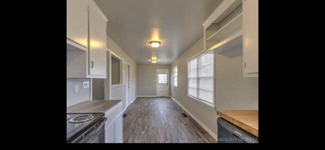 Building Photo - 925 E Thompson Ave