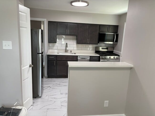 Building Photo - Beautifully rehabbed bungalow in Universit...