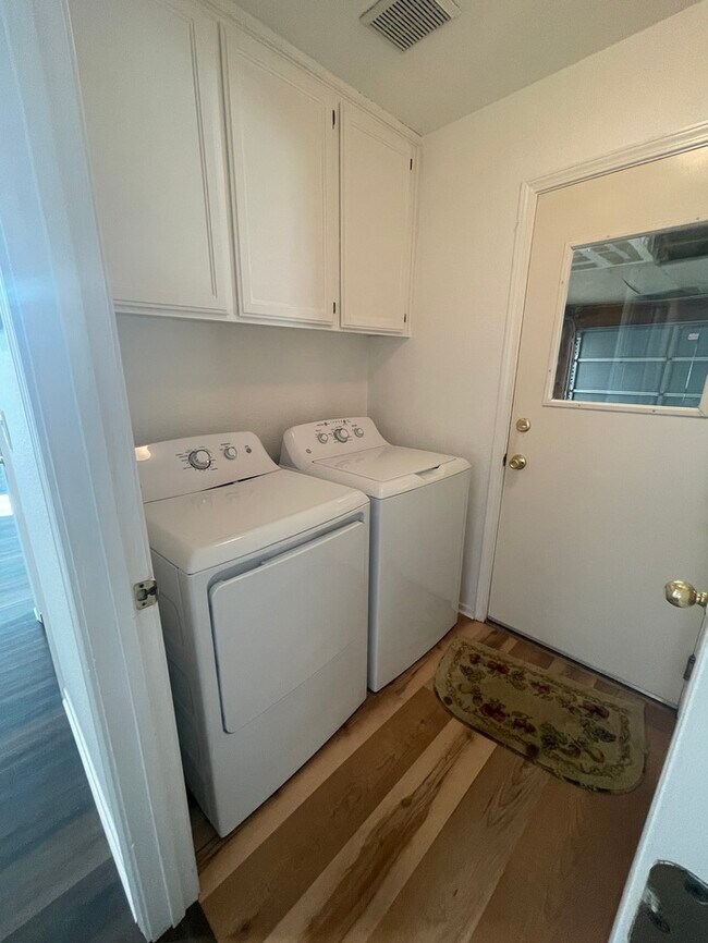 Building Photo - Stunning newly remodeled 3 bedroom 2 bathroom home!