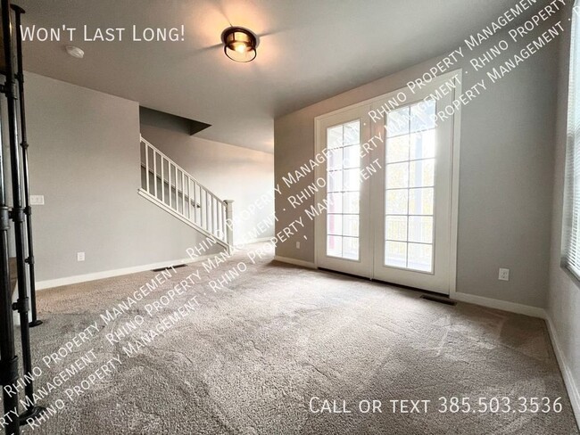 Building Photo - 3 Bedroom/3.5 Bathroom Townhome in South J...