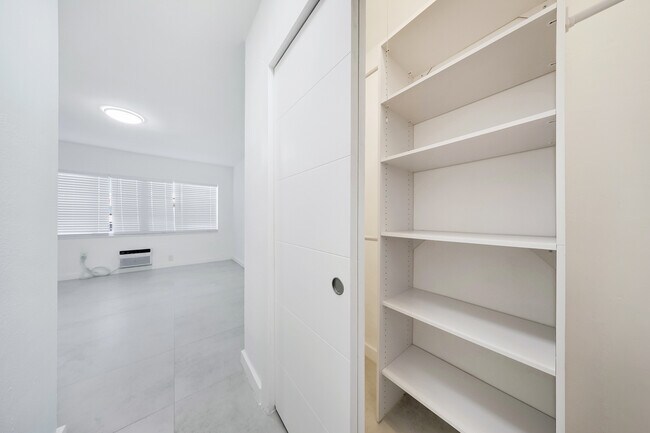 Building Photo - 6930 Rue Versailles Dr