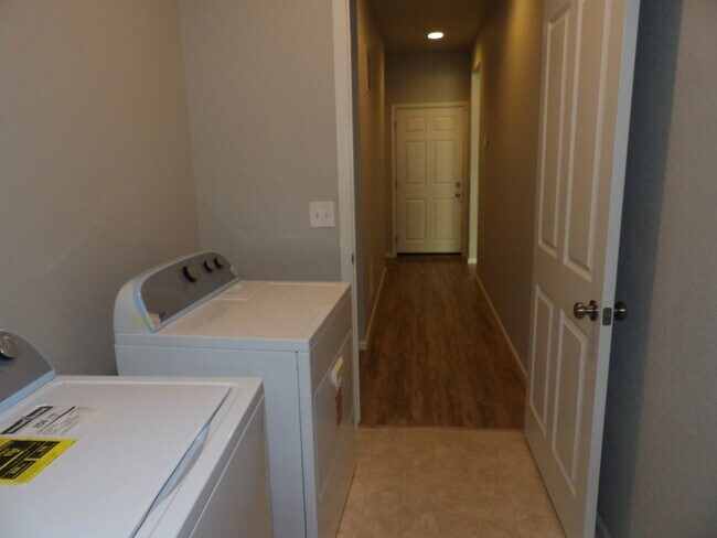 Building Photo - 6520 Golden Briar Ln
