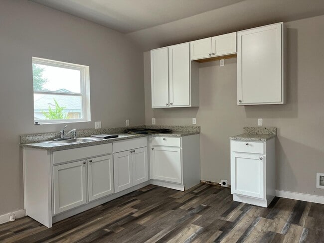 Building Photo - 8109 Glider Ave