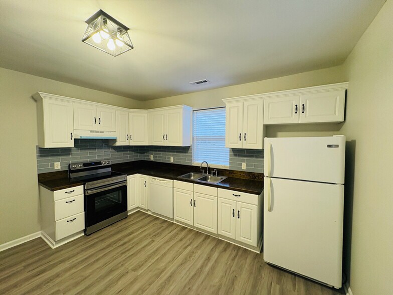 Building Photo - 703 31st Ave E