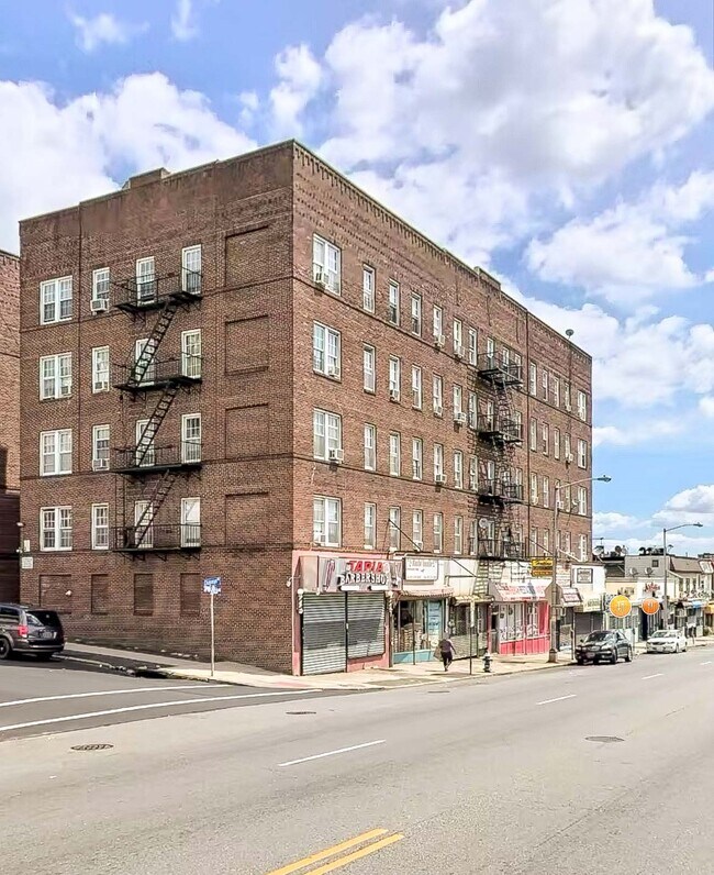Building Photo - 2 Chapman Pl