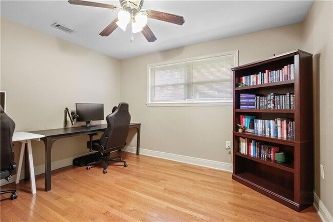 Building Photo - 4920 Robin Hood Dr