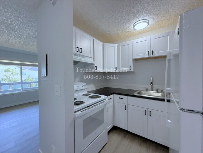 Building Photo - Inviting East Portland Apartment with Bright Living and Everyday Comfort