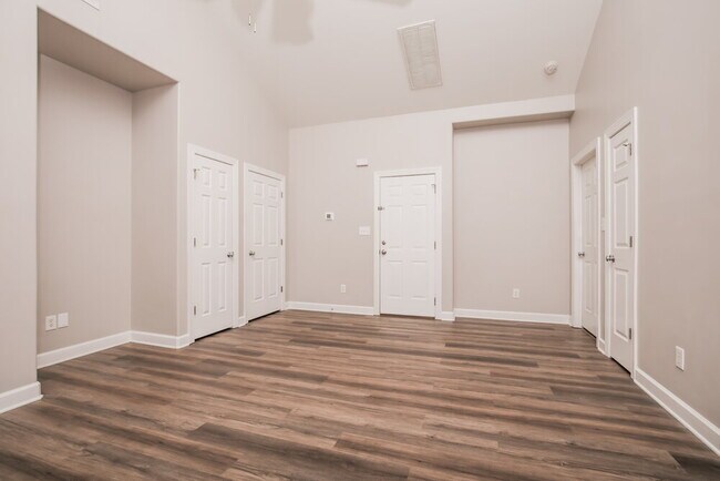 Building Photo - 1036 N Main St