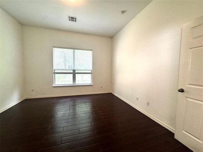 Building Photo - 304 Valona Loop