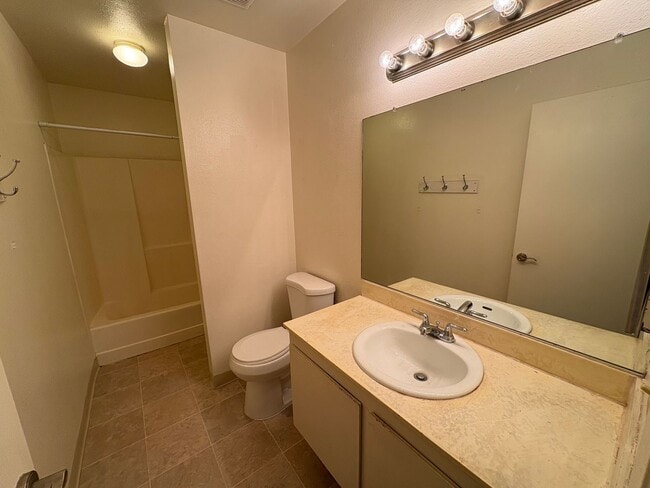 Building Photo - Villa Martinique Town Home!