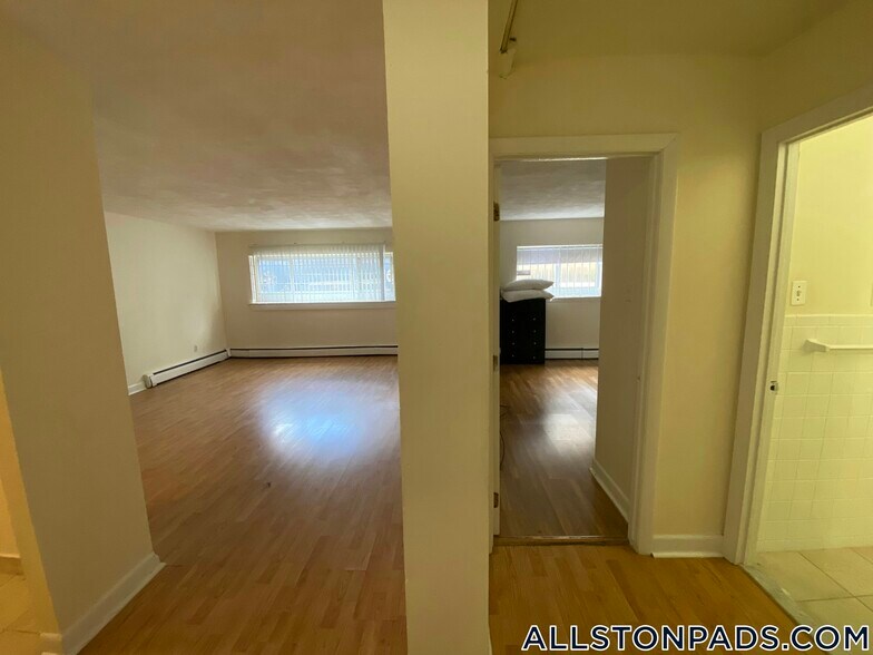 Building Photo - 84 Gardner St