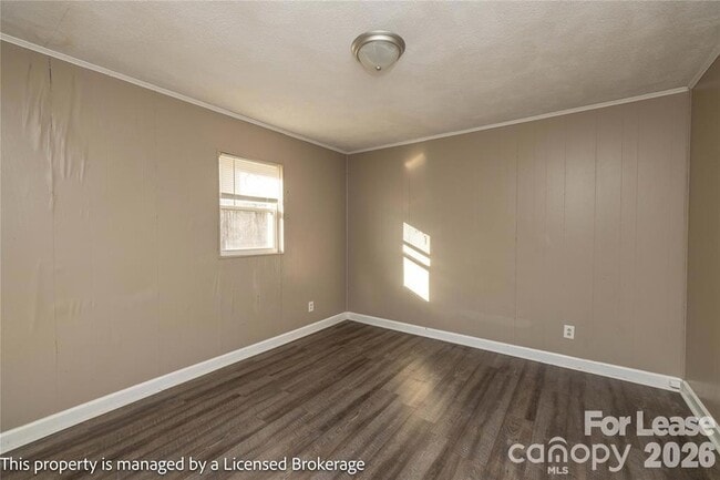 Building Photo - 213 Roslyn Rd