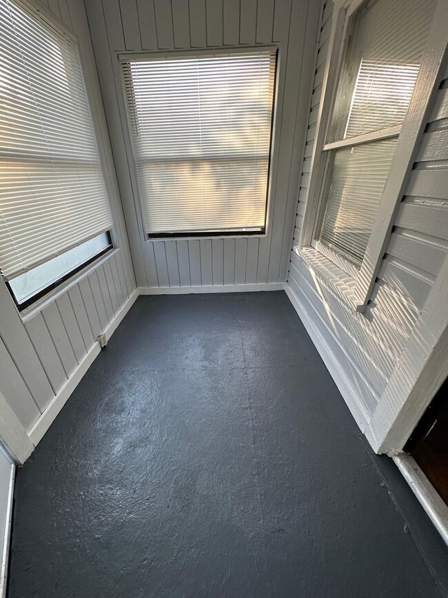 Building Photo - Fully Renovated 2/1 Single Family Ready to Move In!!!