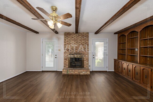 Building Photo - Beautifully Preserved 4 Bd / 3 Ba Vintage ...