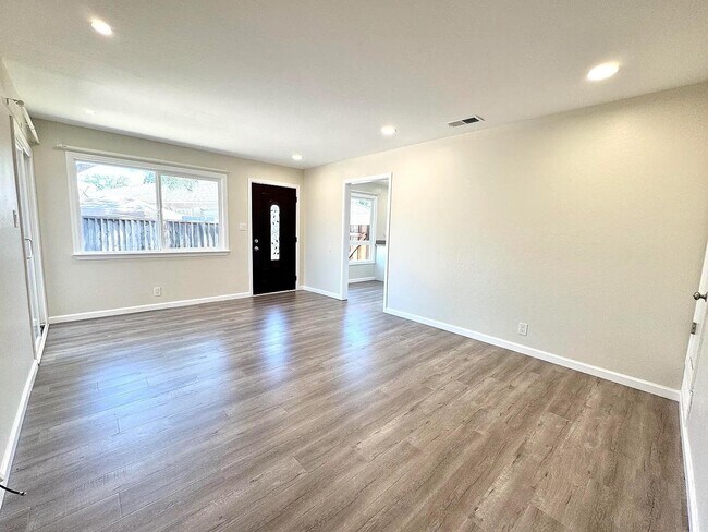 Building Photo - 908 Live Oak Dr