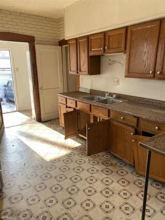 Building Photo - 3 br, 1 bath House - 902 West McClure Avenue