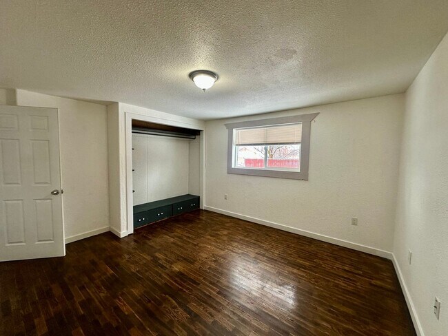 Building Photo - Charming 2 bedroom 1 bath home next to the bike trail Less than 3 miles from Sky Lakes and Oregon...