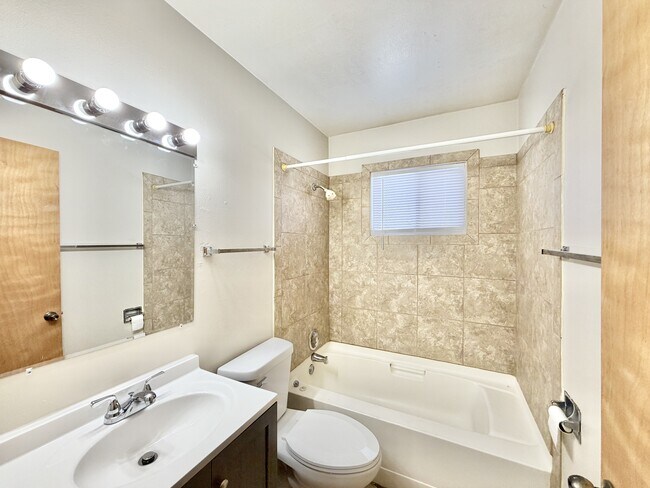 Building Photo - 2109 Lake Point Dr