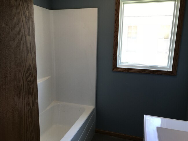 Building Photo - 2 bedroom Duplex