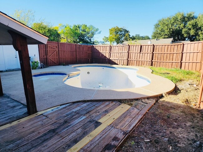 Building Photo - Beautiful 4-Bedroom Home with Pool in Carr...