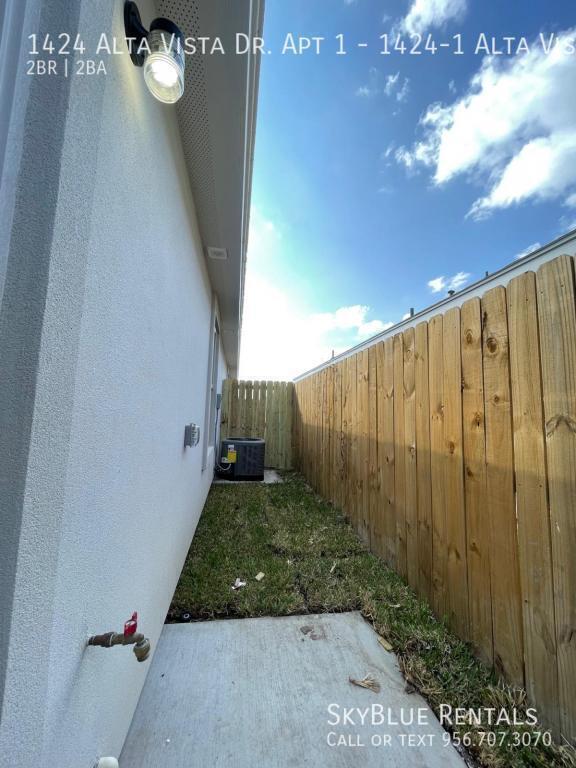 Building Photo - 1424 Alta Vista Dr