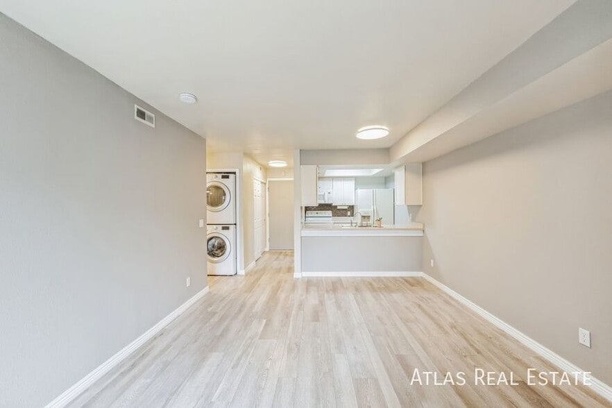 Building Photo - 467 S Memphis Way