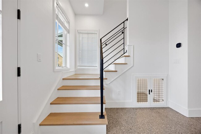 Building Photo - 966 Hangar Dr