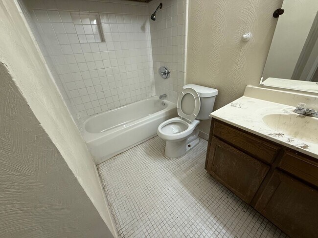 Building Photo - Nice and Spacious Home