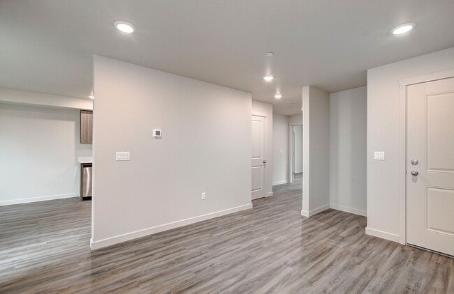 Building Photo - 404 NE 117th Ave
