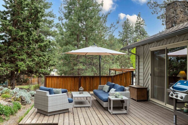 Building Photo - SW Bend Reverse-Living Home on .36 Acres | 5 Bedrooms | 3 Bathrooms