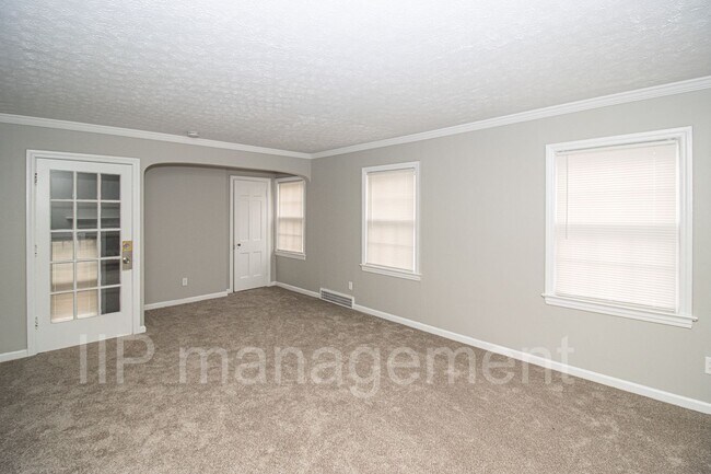 Building Photo - University Heights 4bed gorgeous 2nd Floor...