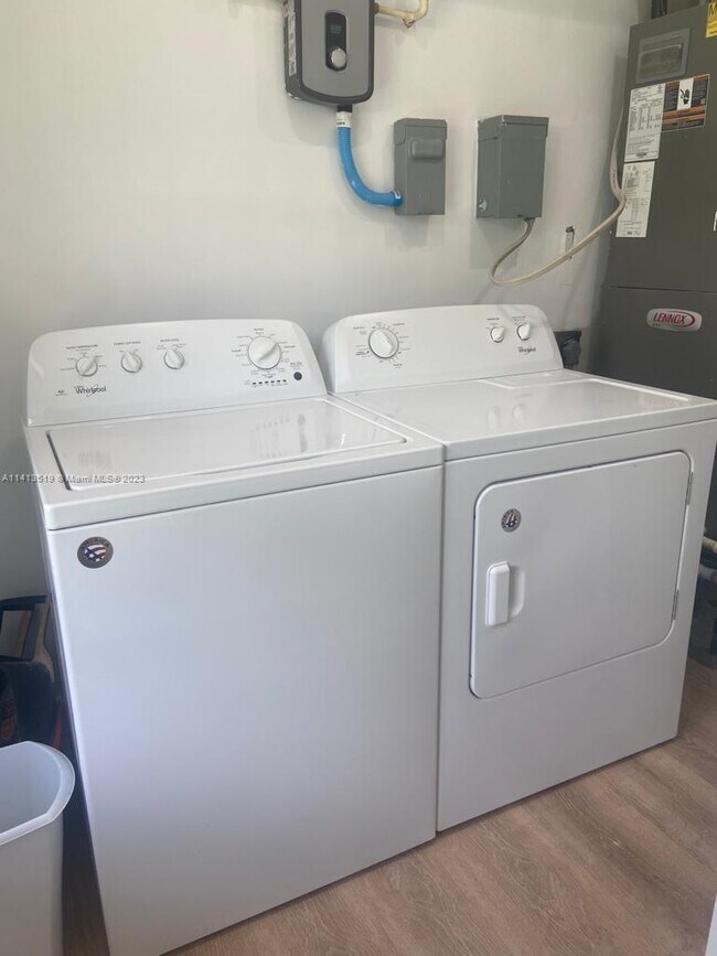 Building Photo - 16059 Wiltshire Dr E