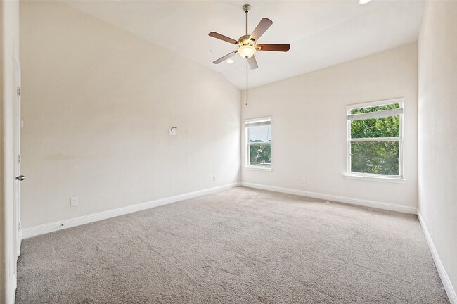 Building Photo - 572 Waterloo Dr