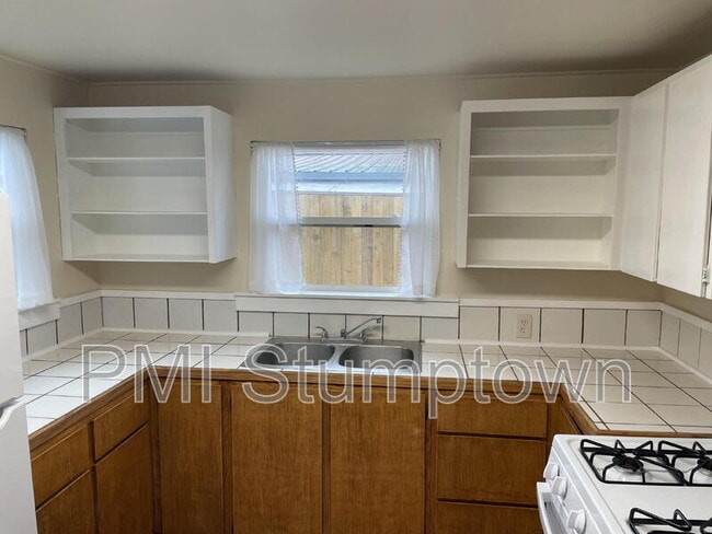 Building Photo - 6016 NE Alberta St