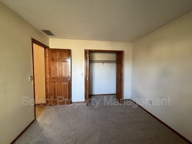 Building Photo - 7401 Montclair Dr