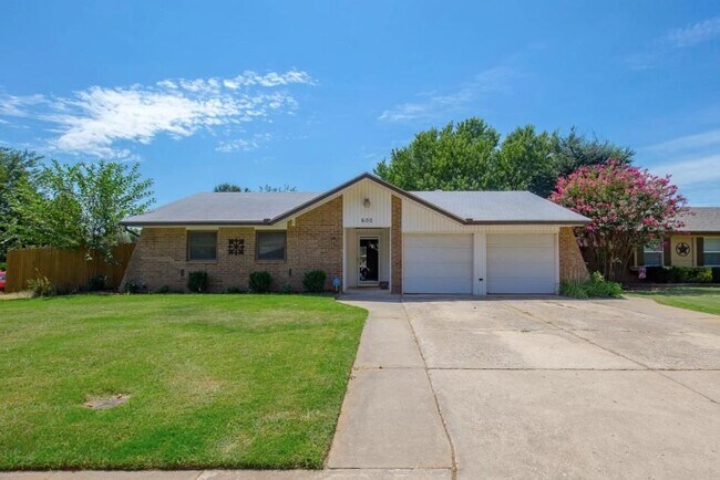 Building Photo - 600 Kay Hill Ln