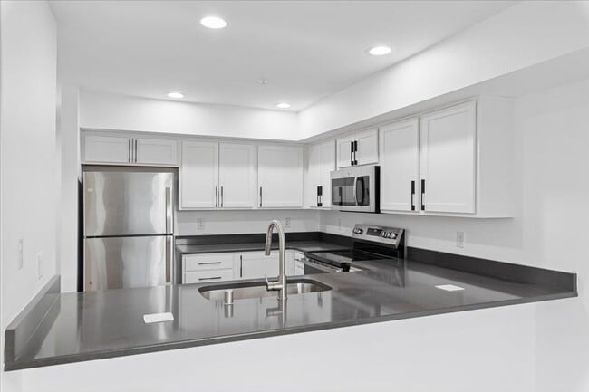 Building Photo - Prime Maple Leaf Bright 2-Bed 2-Bath Corner Condo