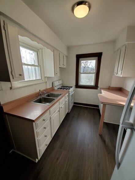 Building Photo - 4714 Sylvan Ave