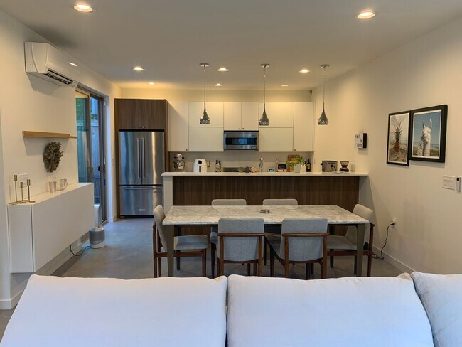 Building Photo - Capital Hill Row House ! 3 bed, 3 bath 194...