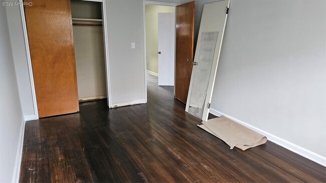 Building Photo - 25-31-31 42nd St