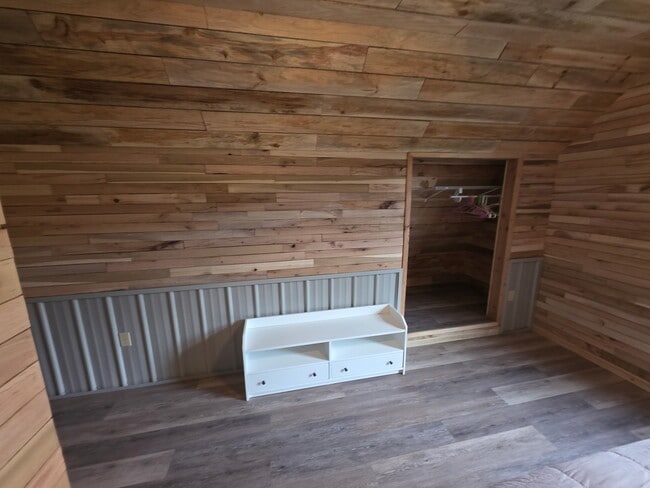 Building Photo - 820 Clearview Rd