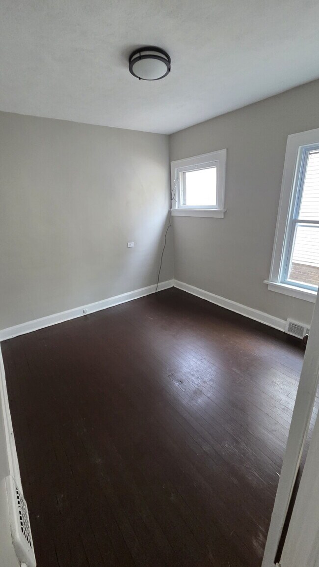 Building Photo - "COMING SOON: 2-Bedroom Duplex with 1026 Sq Ft in Cleveland!"