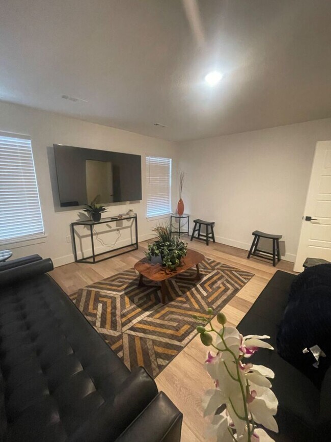 Building Photo - Bentonville Townhouse!