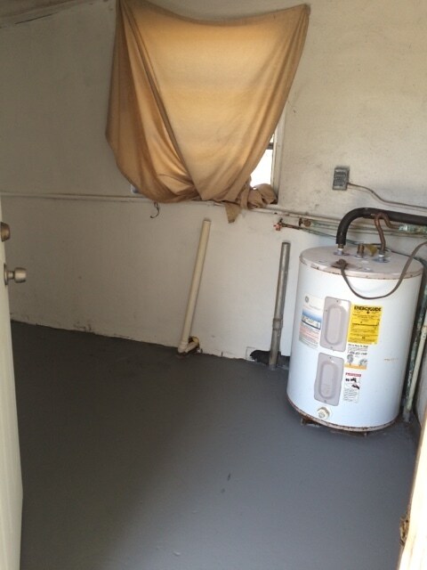 Building Photo - Large 6-2 house with new central air