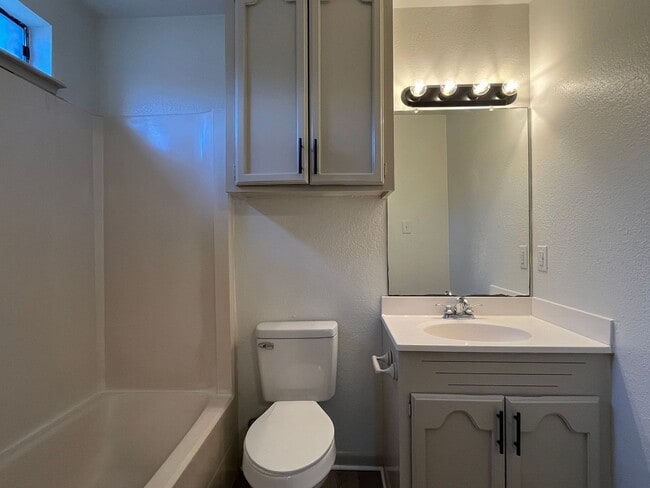 Building Photo - 3 Bedroom 2 Bath Southside!!